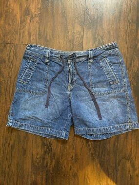 Vintage Old Navy Women's Washed Blue Denim Shorts